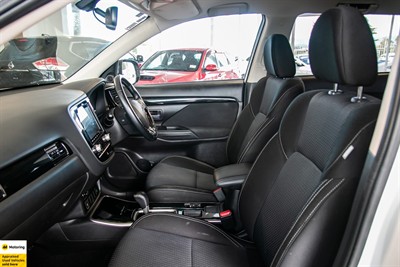 2022 Mitsubishi Outlander - Thumbnail