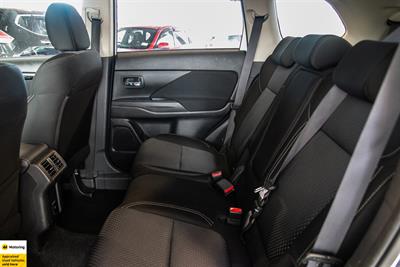 2022 Mitsubishi Outlander - Thumbnail