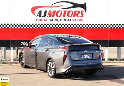 2017 Toyota Prius - Thumbnail