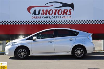 2015 Toyota Prius - Thumbnail