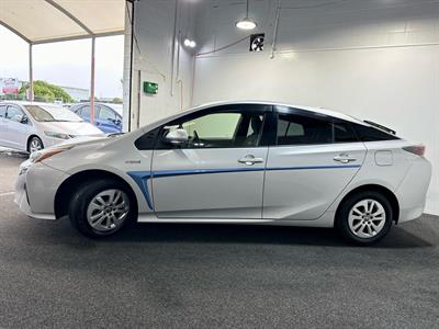 2017 Toyota Prius - Thumbnail