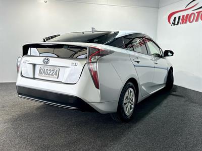 2017 Toyota Prius - Thumbnail