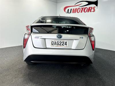 2017 Toyota Prius - Thumbnail