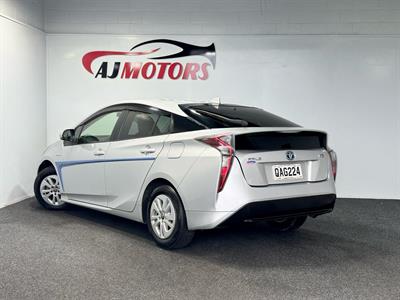2017 Toyota Prius - Thumbnail