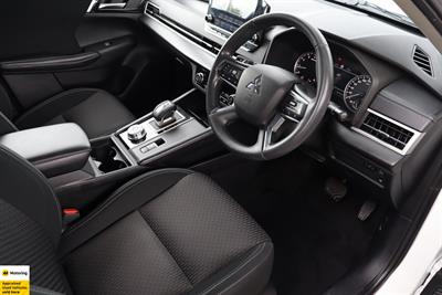 2022 Mitsubishi Outlander - Thumbnail