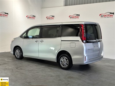 2014 Toyota Esquire - Thumbnail