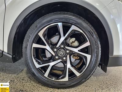 2017 Toyota C-HR - Thumbnail