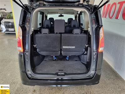 2016 Nissan Serena - Thumbnail