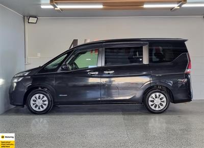 2016 Nissan Serena - Thumbnail