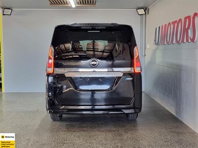 2016 Nissan Serena - Thumbnail