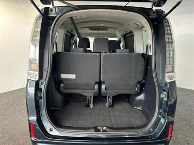 2014 Toyota Voxy - Thumbnail