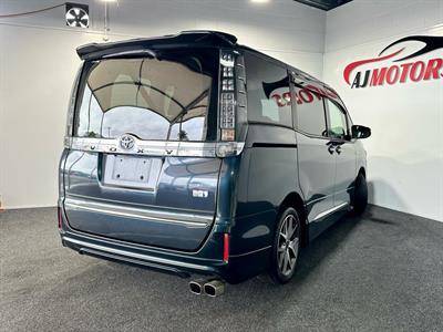 2014 Toyota Voxy - Thumbnail