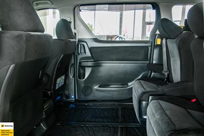 2013 Toyota Vellfire - Thumbnail