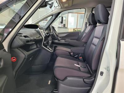 2016 Nissan Serena - Thumbnail