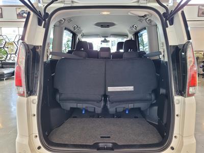 2016 Nissan Serena - Thumbnail