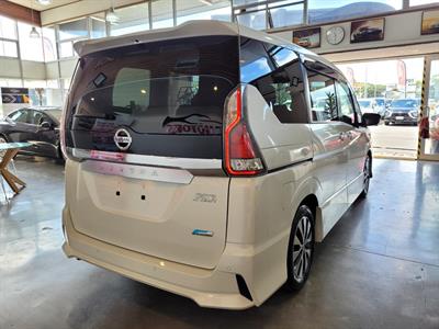 2016 Nissan Serena - Thumbnail