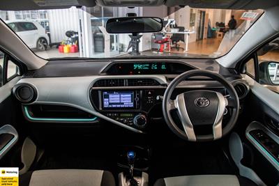 2013 Toyota Aqua - Thumbnail