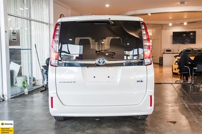 2016 Toyota Esquire - Thumbnail
