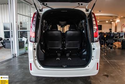 2016 Toyota Esquire - Thumbnail