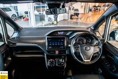 2016 Toyota Esquire - Thumbnail