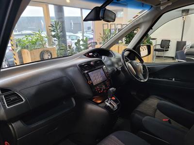 2016 Nissan Serena - Thumbnail