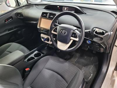 2016 Toyota Prius - Thumbnail