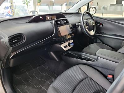 2016 Toyota Prius - Thumbnail