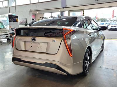 2016 Toyota Prius - Thumbnail
