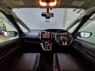 2016 Nissan Serena - Thumbnail