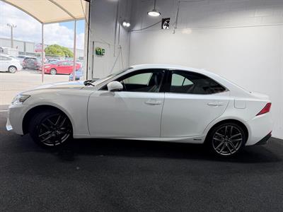 2014 Lexus IS 300h - Thumbnail