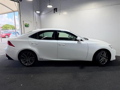 2014 Lexus IS 300h - Thumbnail