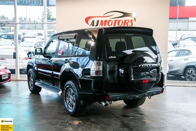 2013 Mitsubishi Pajero - Thumbnail
