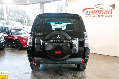 2013 Mitsubishi Pajero - Thumbnail