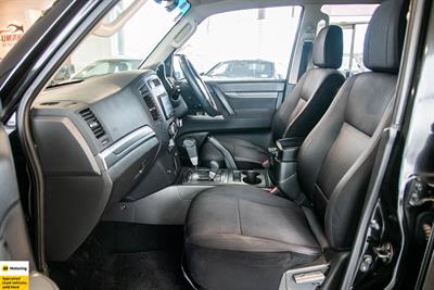 2013 Mitsubishi Pajero - Thumbnail