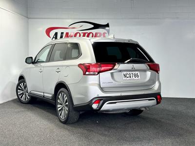 2020 Mitsubishi Outlander - Thumbnail