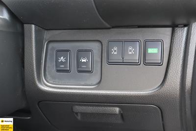 2015 Nissan Serena - Thumbnail