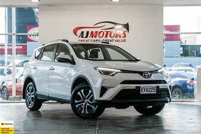 2017 Toyota RAV4 - Thumbnail