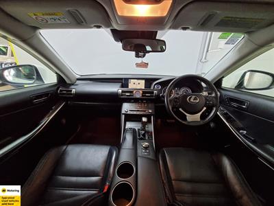 2014 Lexus IS 300h - Thumbnail