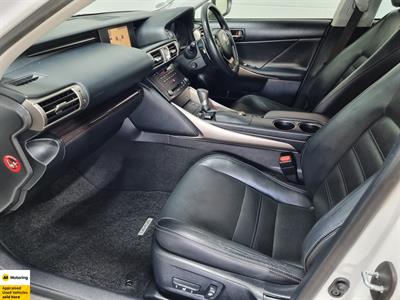 2014 Lexus IS 300h - Thumbnail