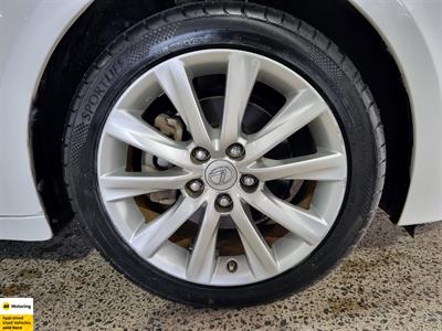 2014 Lexus IS 300h - Thumbnail