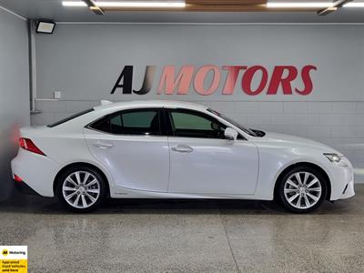 2014 Lexus IS 300h - Thumbnail