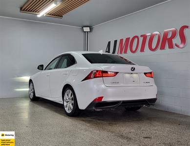 2014 Lexus IS 300h - Thumbnail