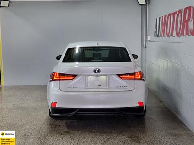 2014 Lexus IS 300h - Thumbnail