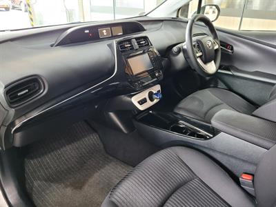 2018 Toyota Prius - Thumbnail