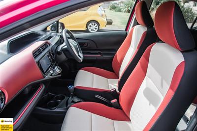 2015 Toyota Aqua - Thumbnail