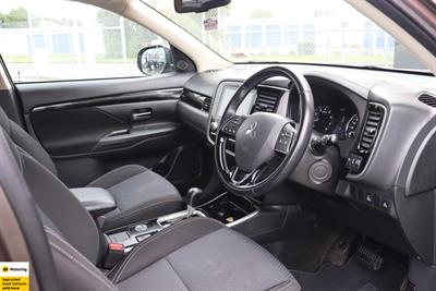 2020 Mitsubishi Outlander - Thumbnail