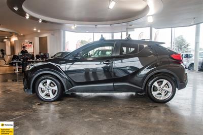 2017 Toyota C-HR - Thumbnail