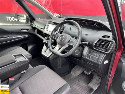 2017 Nissan Serena - Thumbnail