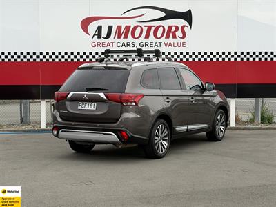 2022 Mitsubishi Outlander - Thumbnail