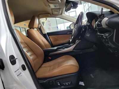 2013 Lexus IS 300h - Thumbnail